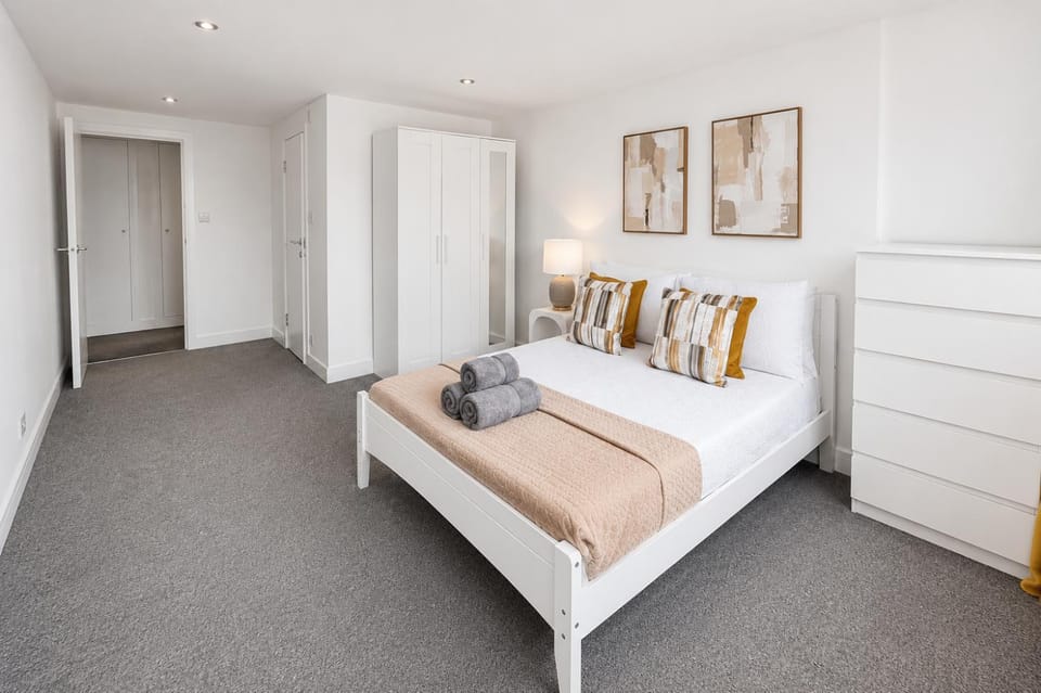 Bed, Bathroom, Photo of the whole room, Decorative detail, Bedroom, flat iron, hair dryier, heating, towels, wardrobe
