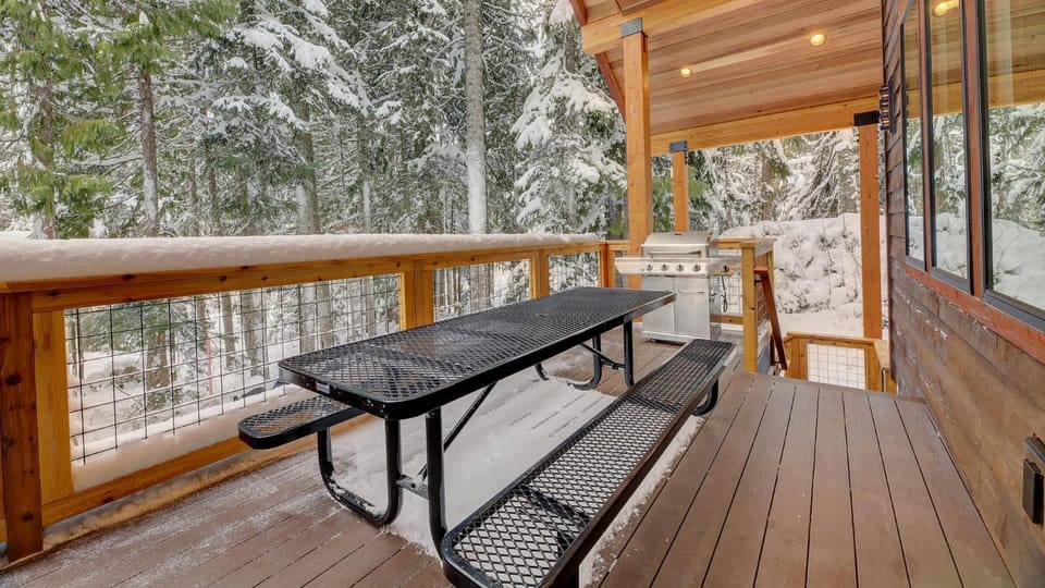 Modern Luxury Chalet with hot tub and sauna Chalet in Clackamas County