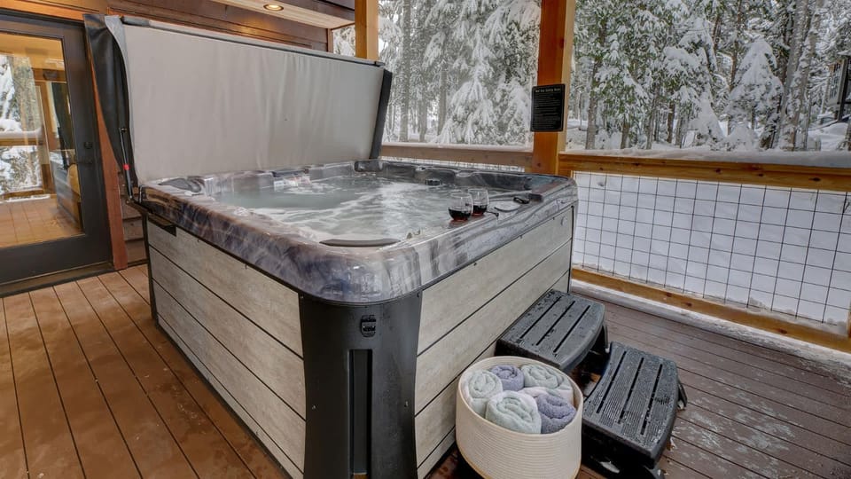 Modern Luxury Chalet with hot tub and sauna Chalet in Clackamas County