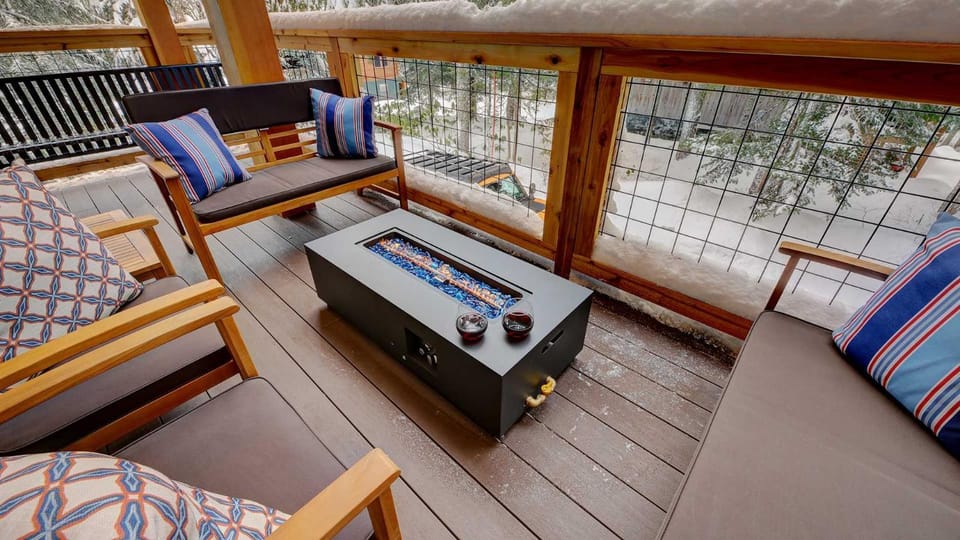 Modern Luxury Chalet with hot tub and sauna Chalet in Clackamas County