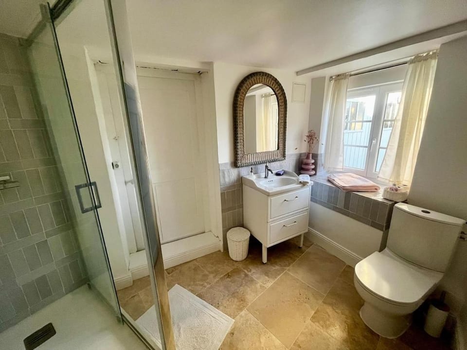 Shower, Toilet, Bathroom, towels