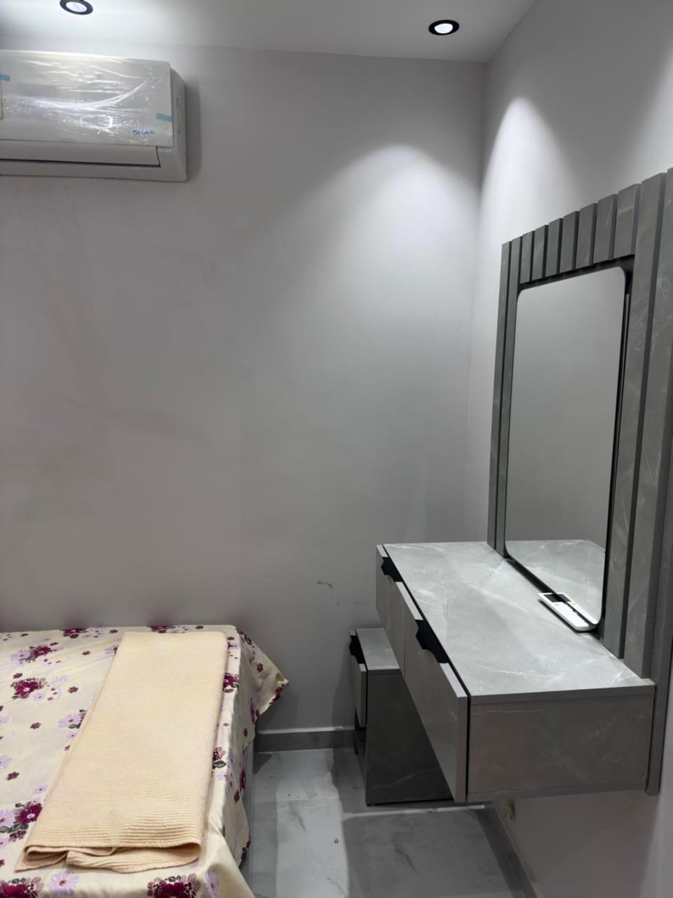 Bed, Photo of the whole room, Bedroom, air conditioner