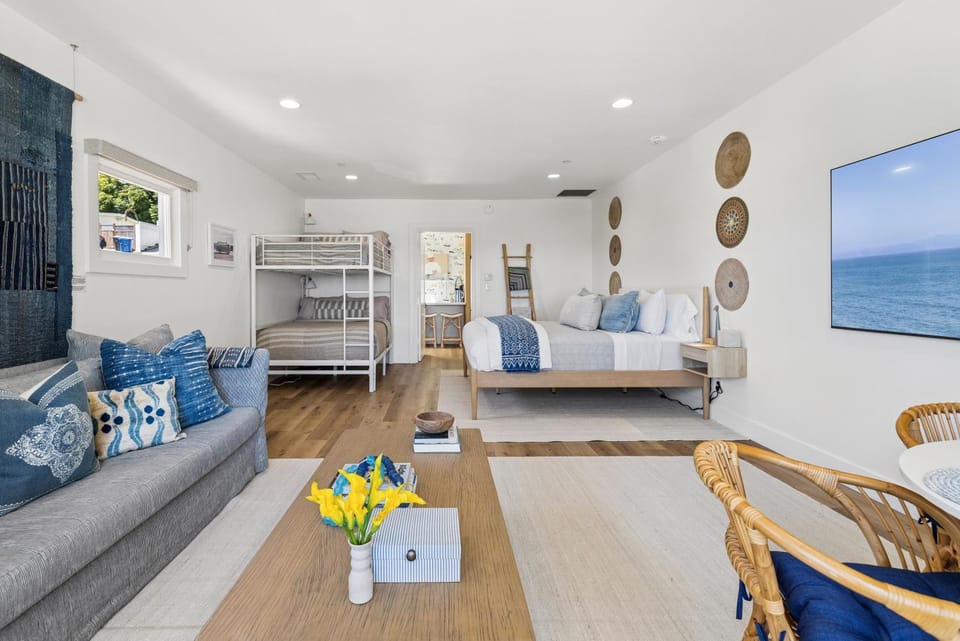 The Big Yellow House by the beach Apartment in Summerland