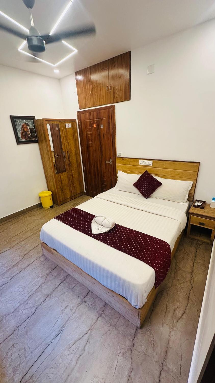 Bed, Photo of the whole room, Bedroom, fireplace, towels, wardrobe