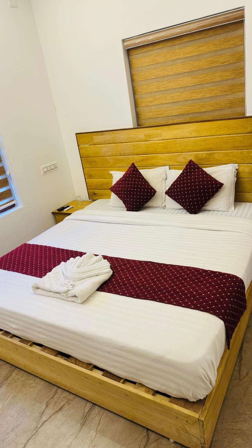 Bed, Photo of the whole room, Bedroom, towels