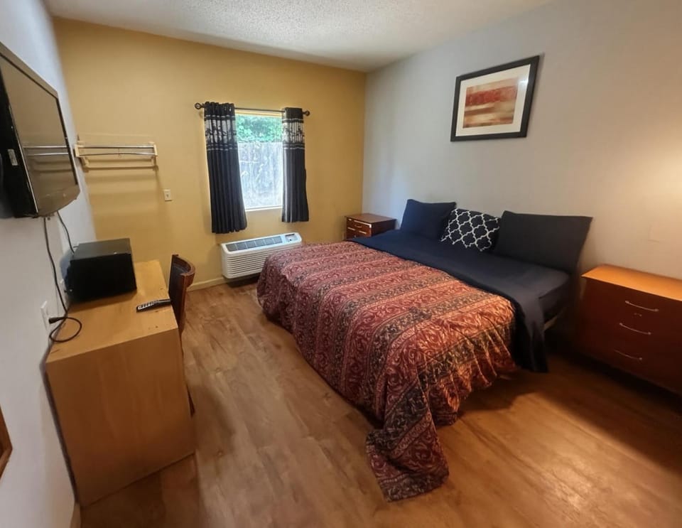 Bed, TV and multimedia, Bedroom