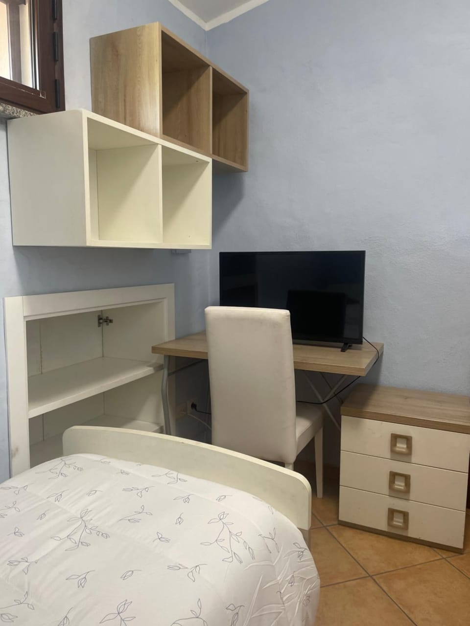 Bed, TV and multimedia, Evening entertainment, Bedroom