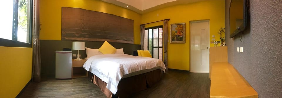 Photo of the whole room, Bedroom