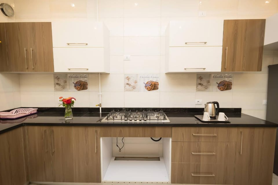 Coffee/tea facilities, Kitchen or kitchenette, stove