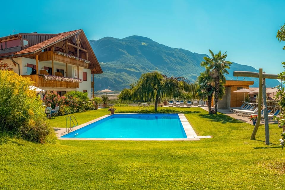Property building, Garden, Swimming pool