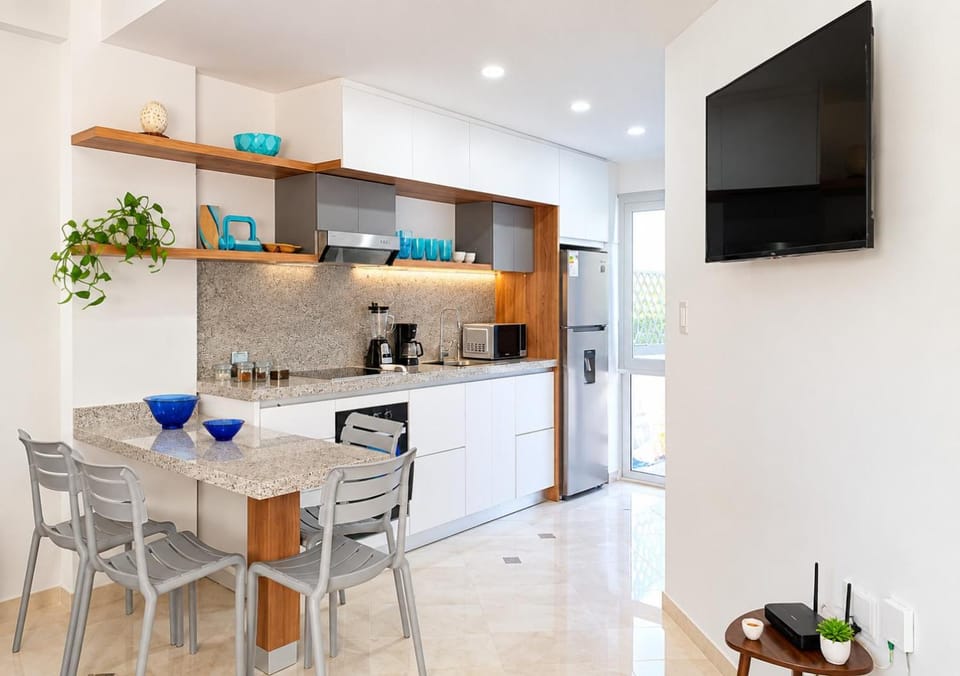 Coffee/tea facilities, Kitchen or kitchenette, Dining area, microwave, oven, stove