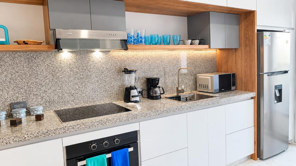 Coffee/tea facilities, Kitchen or kitchenette, oven, stove