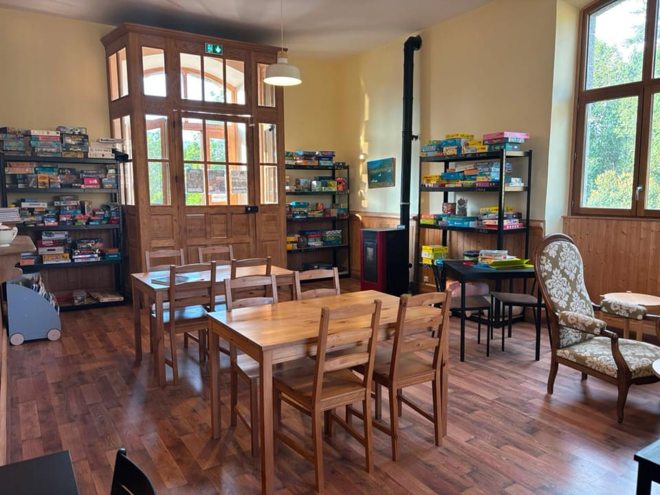 Restaurant/places to eat, Living room