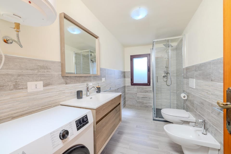 Shower, Toilet, Bathroom, towels, washing machine