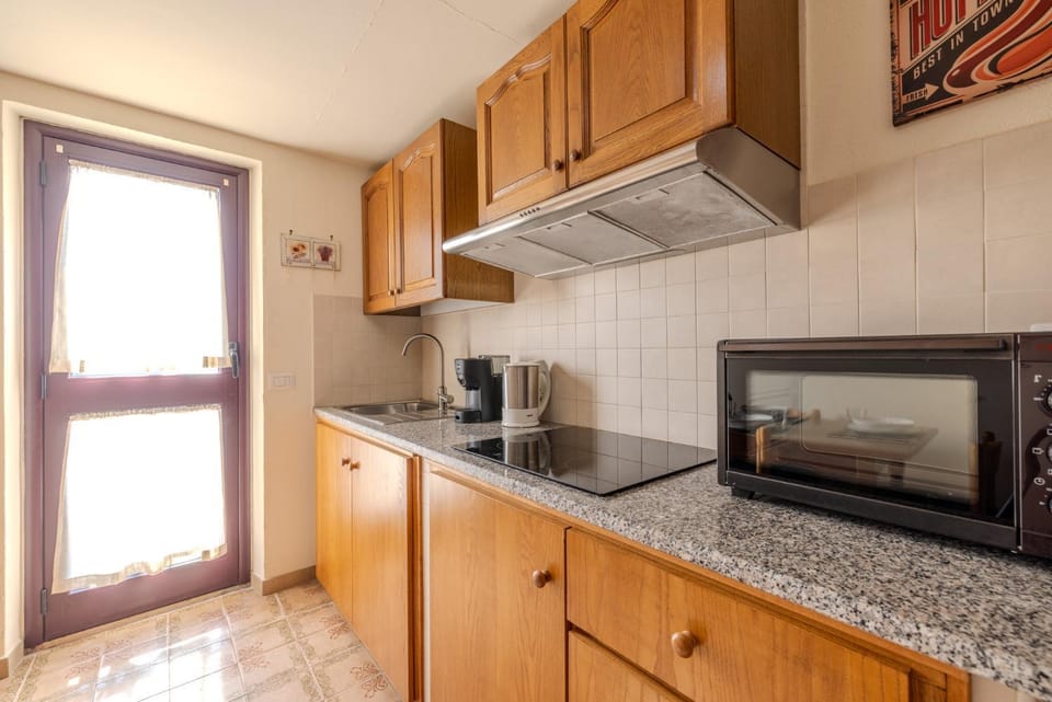 Coffee/tea facilities, Kitchen or kitchenette, oven, stove