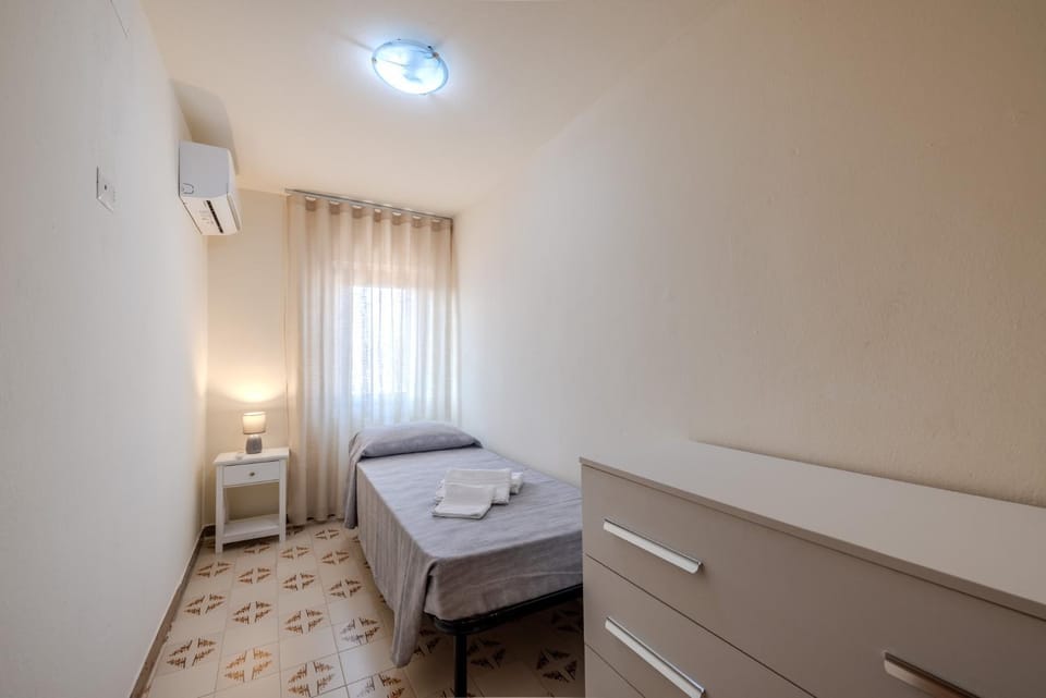 Bedroom, air conditioner