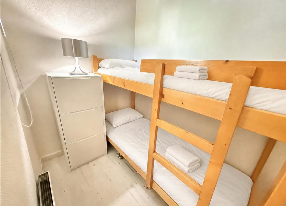 Bedroom, bunk bed