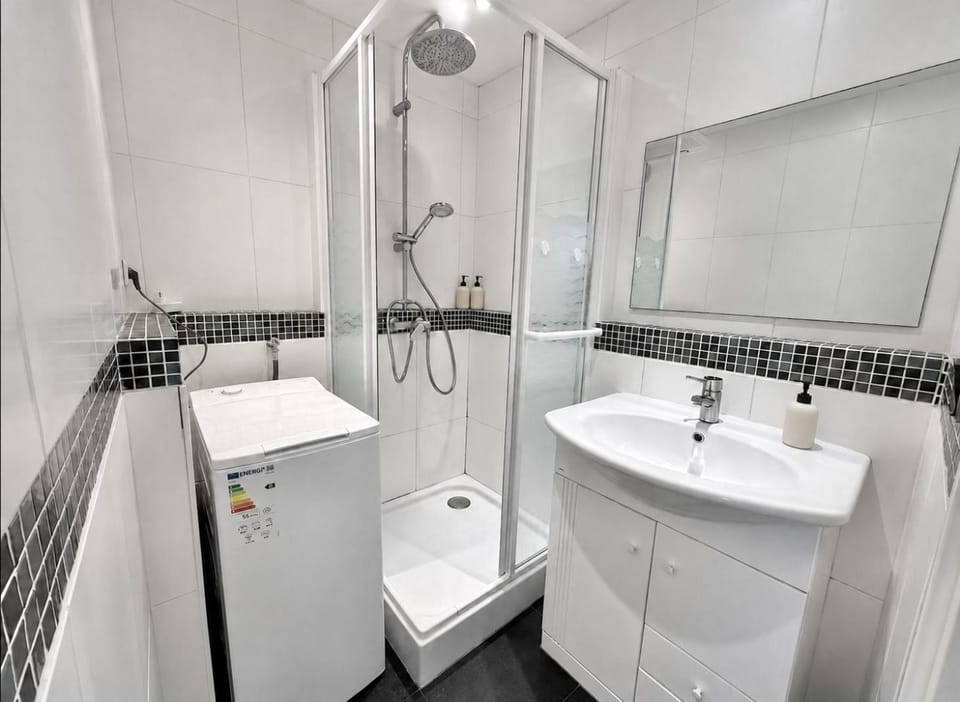 Shower, Bathroom, towels