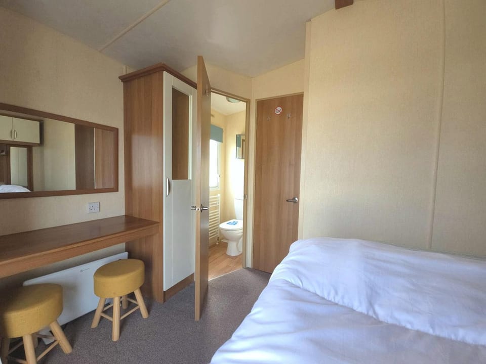 Toilet, Bed, Bathroom, Photo of the whole room, Bedroom, wardrobe