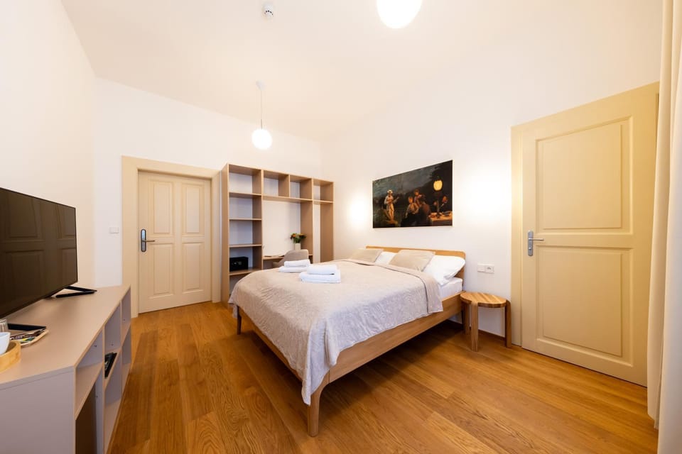 Bed, TV and multimedia, Photo of the whole room, Bedroom, wardrobe
