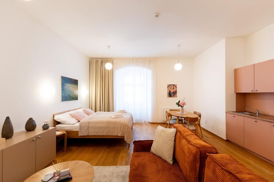 Bed, TV and multimedia, Living room, Photo of the whole room, Seating area, Bedroom