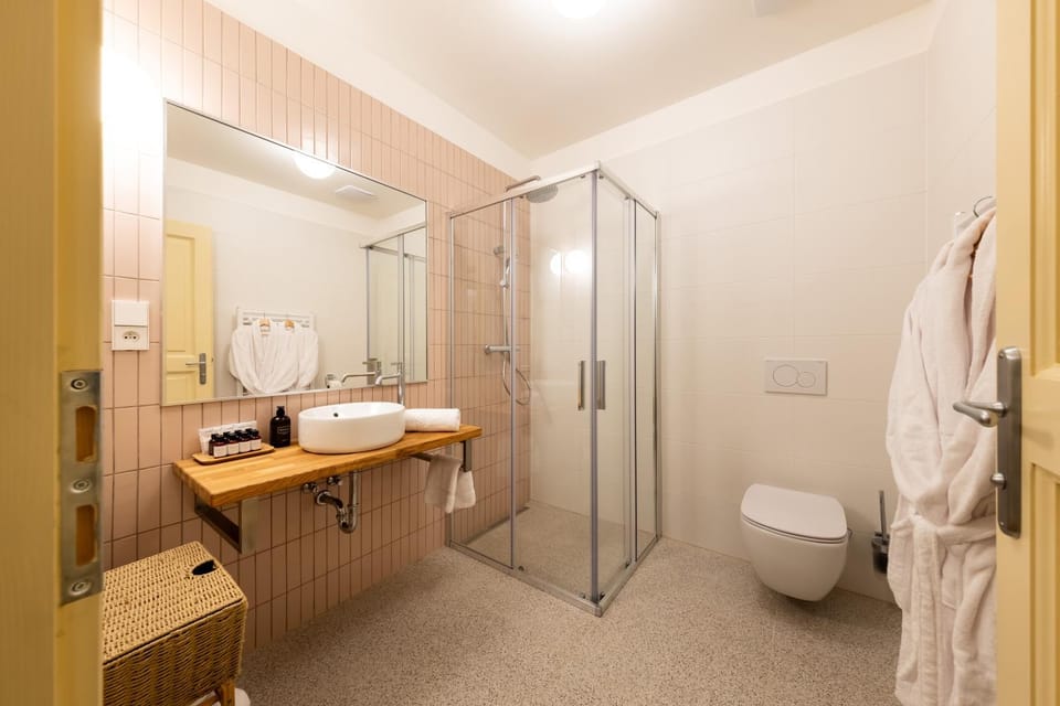 Shower, Toilet, Bathroom, towels