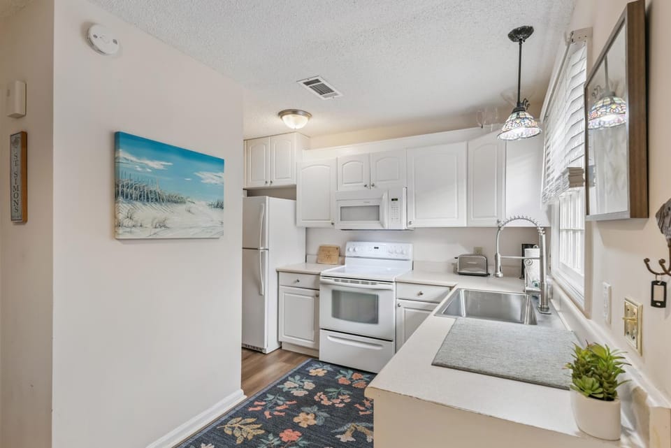 Beautiful Coastal Townhome - 2BR - Private Patio - Minutes to Pier Village & Beaches House in Saint Simons Island