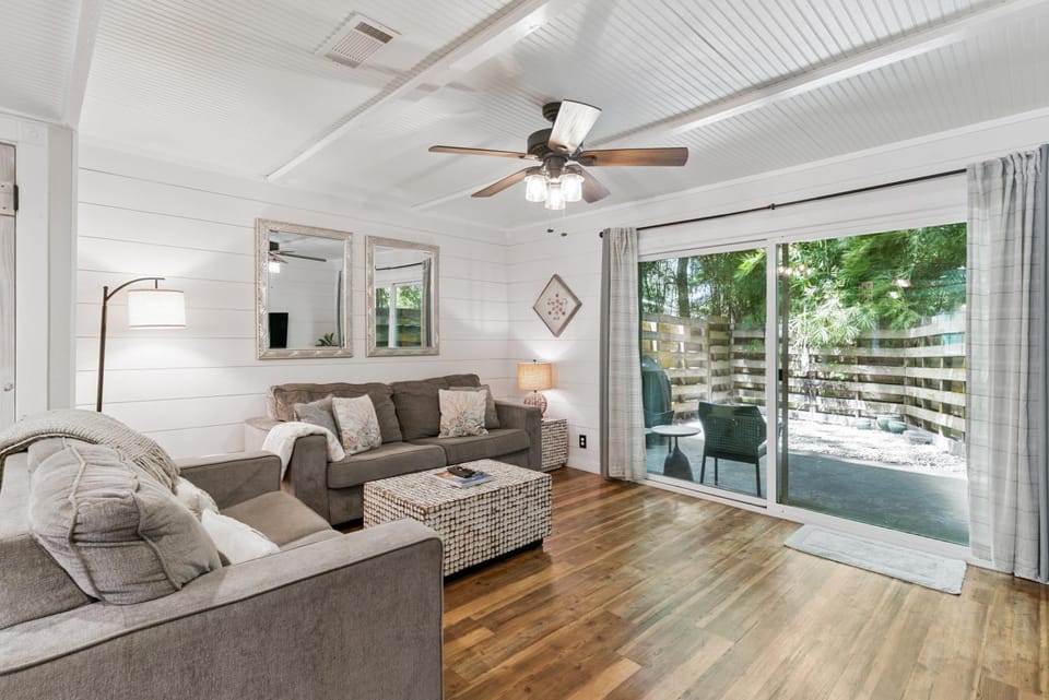 Coastal Cottage Retreat - St Simons Island, Walk to Village Dining House in Saint Simons Island