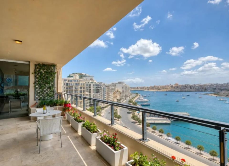 Apartment with view and terrace in Sliema, Malta Apartment in Sliema