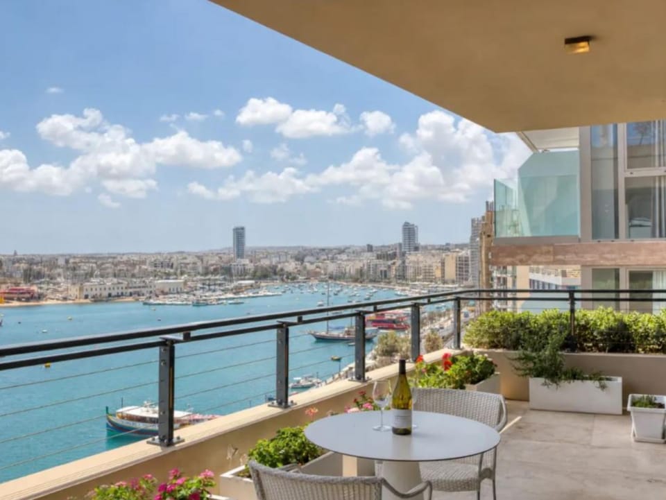 Apartment with view and terrace in Sliema, Malta Apartment in Sliema