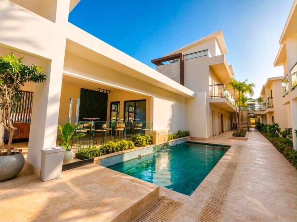 Property building, Patio, Day, Pool view, Swimming pool, sunbed