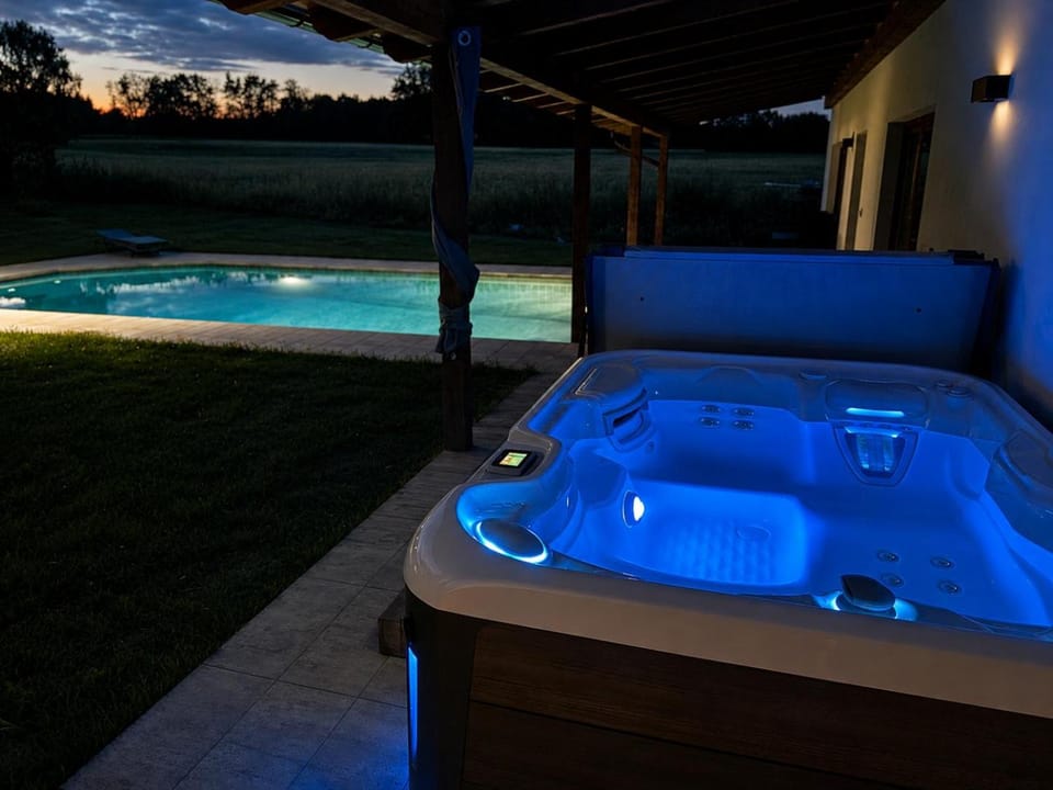 Hot Tub, Swimming pool