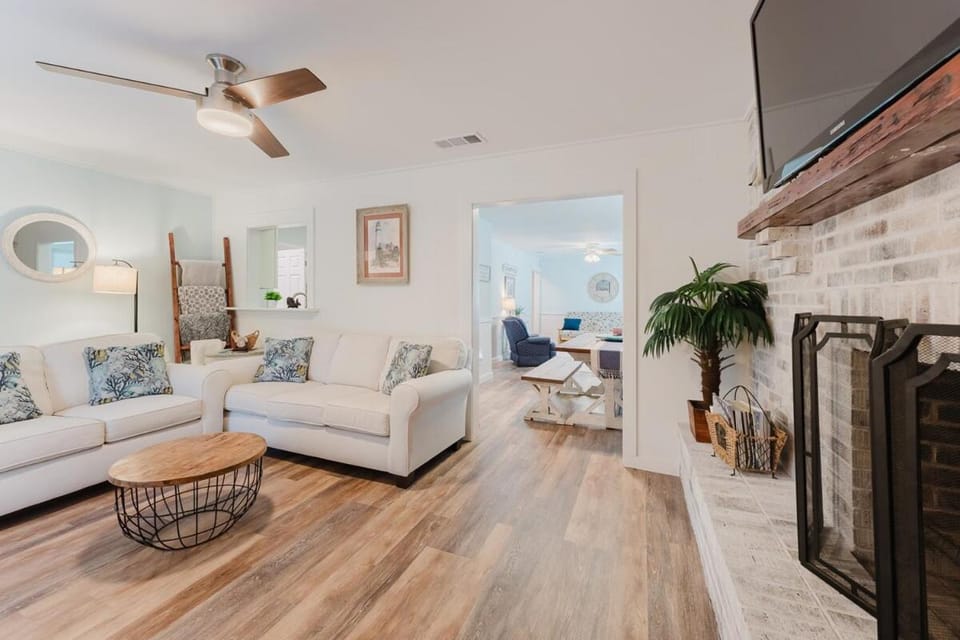 South End St Simons Island Cottage Near East Beach & Redfern Village House in Saint Simons Island