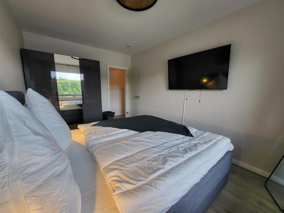 Bed, TV and multimedia, Photo of the whole room, Bedroom