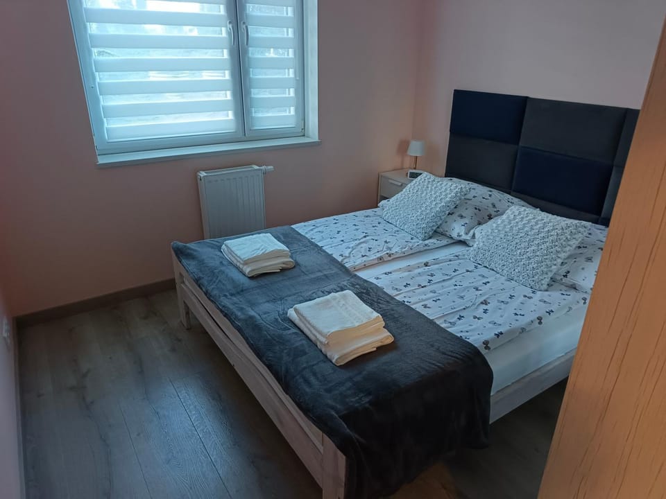 Bed, Photo of the whole room, Bedroom, towels
