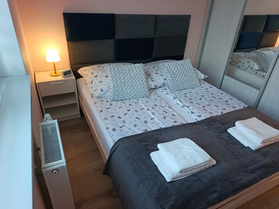 Bed, Photo of the whole room, Bedroom, towels