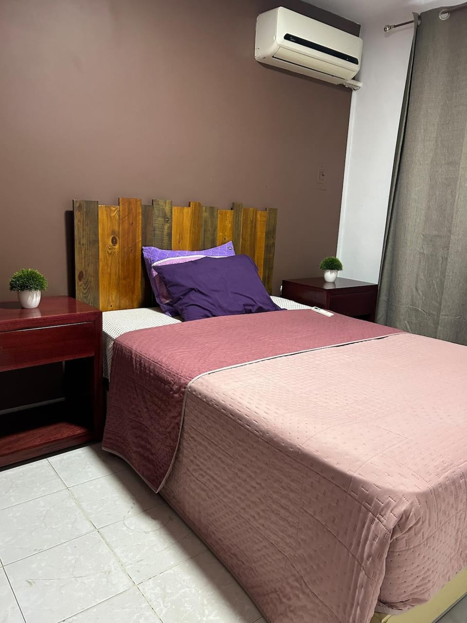 Bed, Photo of the whole room, Bedroom, air conditioner