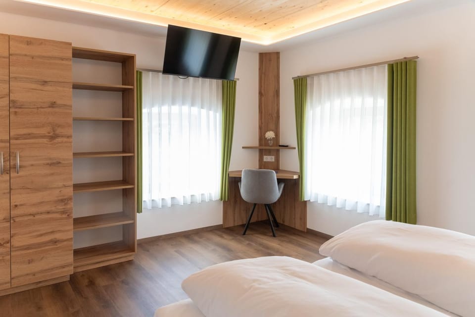 Bed, TV and multimedia, Photo of the whole room, Bedroom, wardrobe
