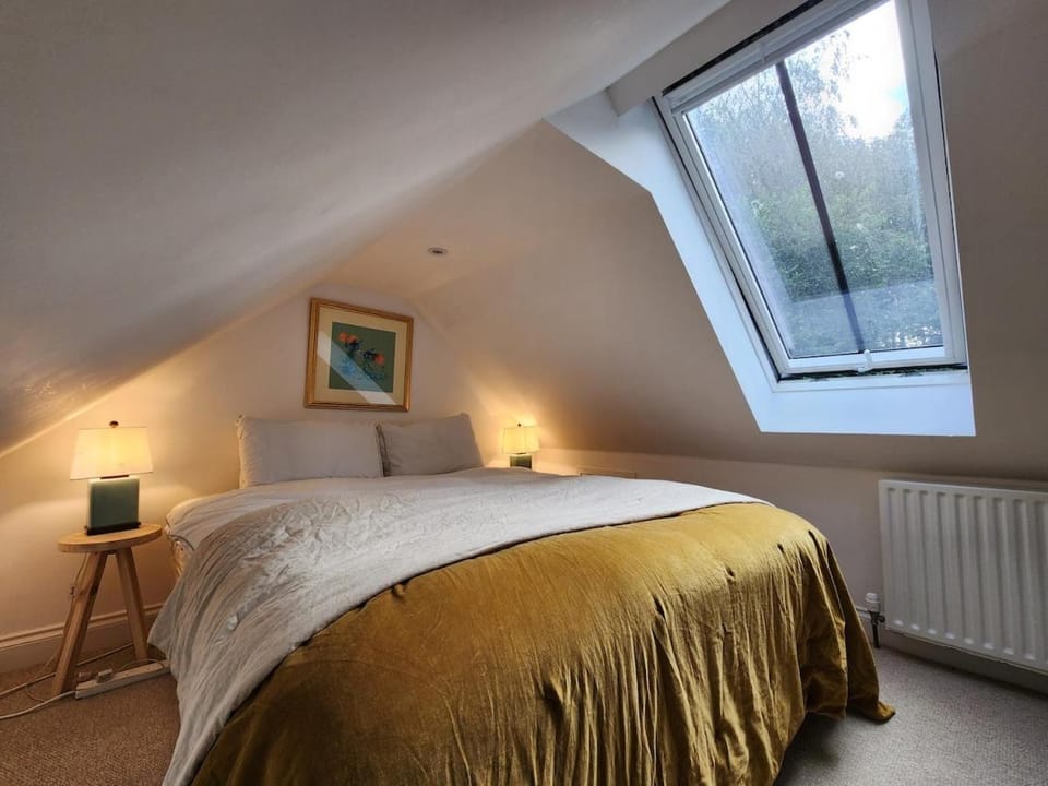 Bright and spacious Dunkeld retreat with balcony and private parking Apartment in Dunkeld