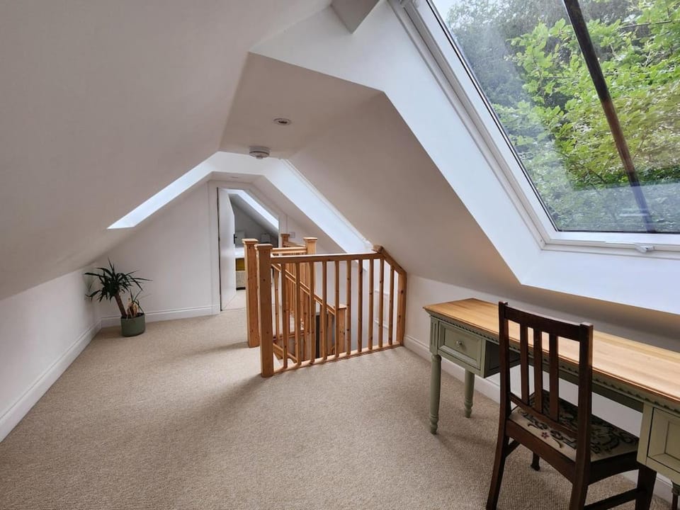 Bright and spacious Dunkeld retreat with balcony and private parking Apartment in Dunkeld