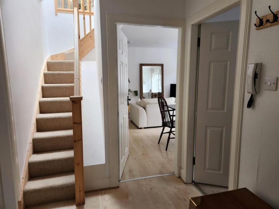 Bright and spacious Dunkeld retreat with balcony and private parking Apartment in Dunkeld