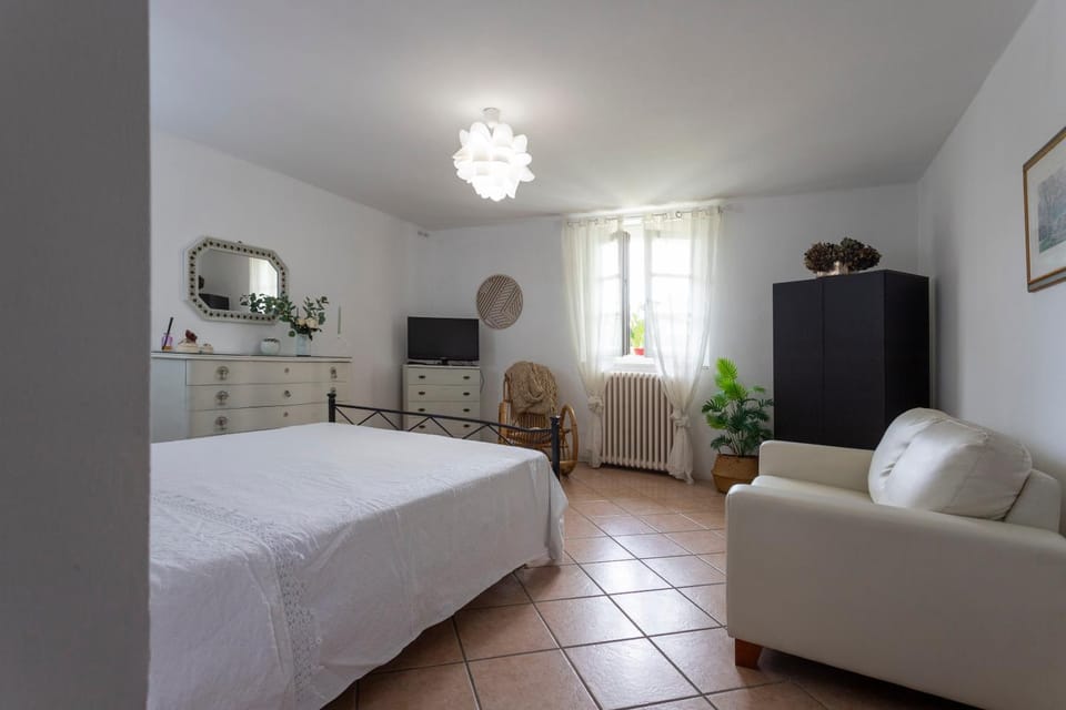 Bed, TV and multimedia, Photo of the whole room, Bedroom