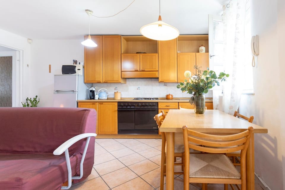 Kitchen or kitchenette, Living room, Seating area, Dining area, oven, pet friendly, stove