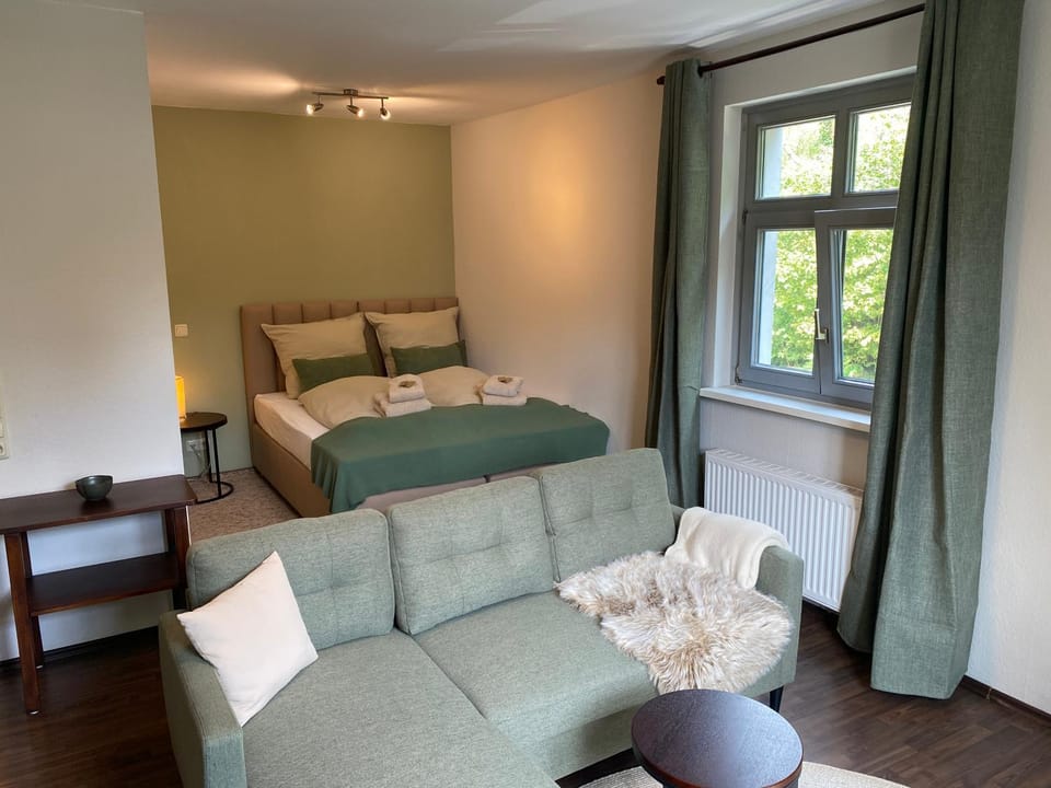 Bed, Seating area, Bedroom, furniture