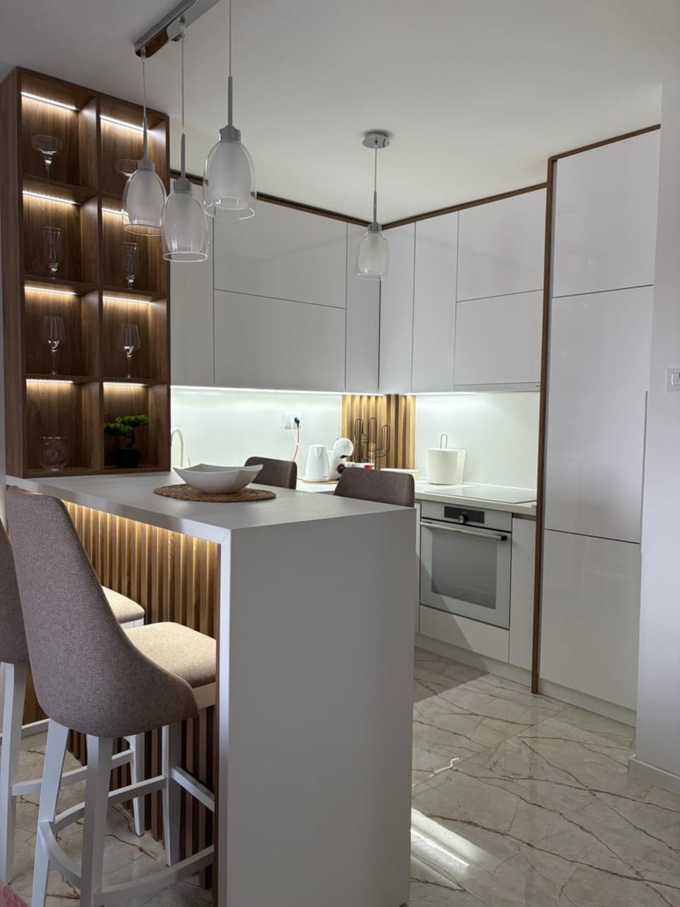 Kitchen or kitchenette, Dining area