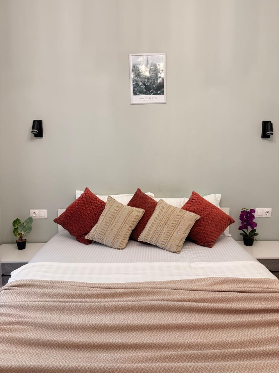 Property building, Facade/entrance, Bed, Photo of the whole room, Bedroom, Location, flat iron, hair dryier, towels