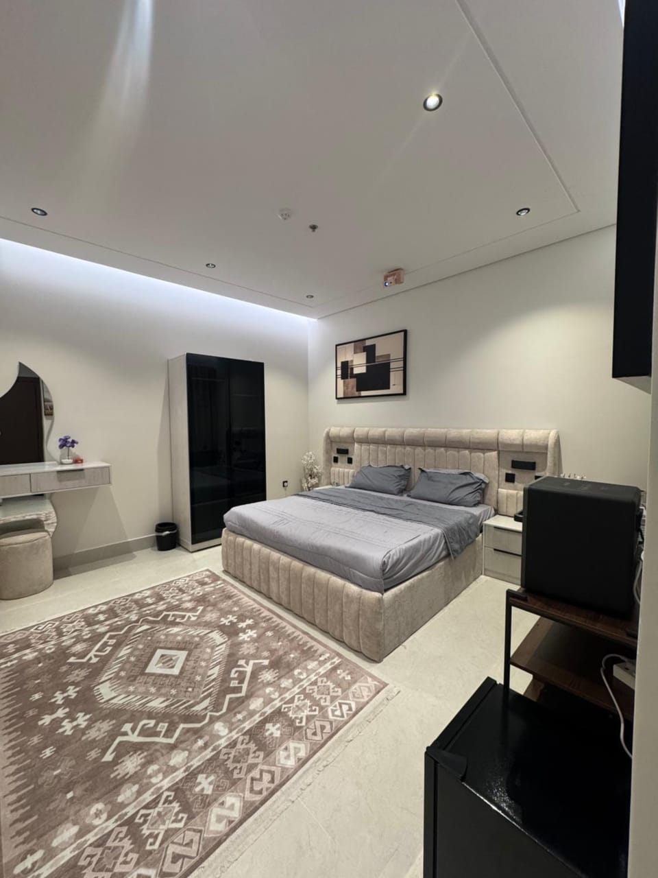 استوديو بسرير ماستر بعرض سينمائي بجوار مول الشبيلي 1 Apartment in Al Khobar