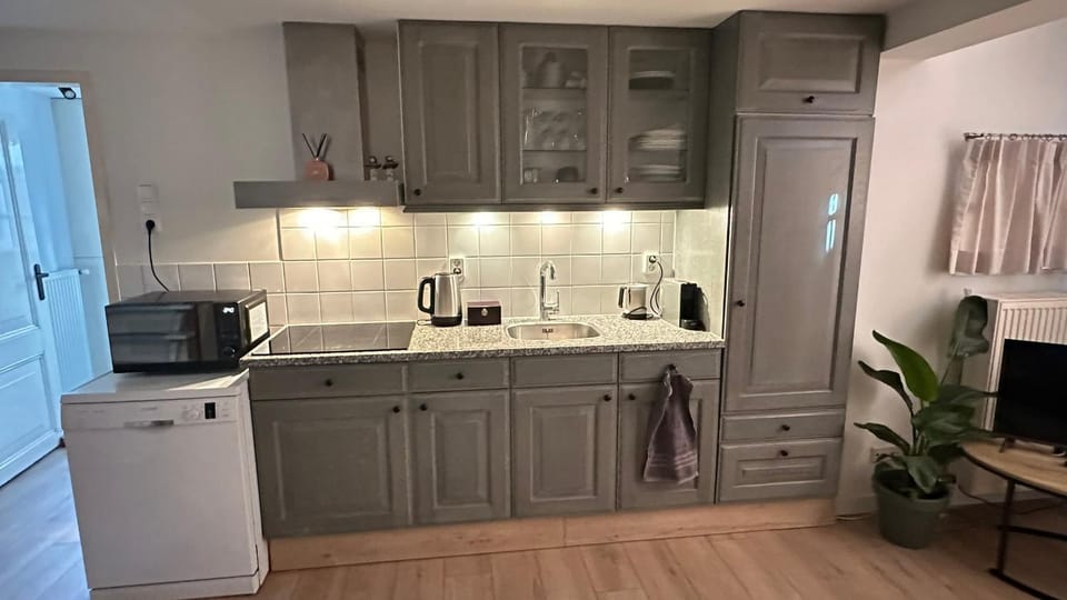 Coffee/tea facilities, dishwasher, oven, stove, kitchen