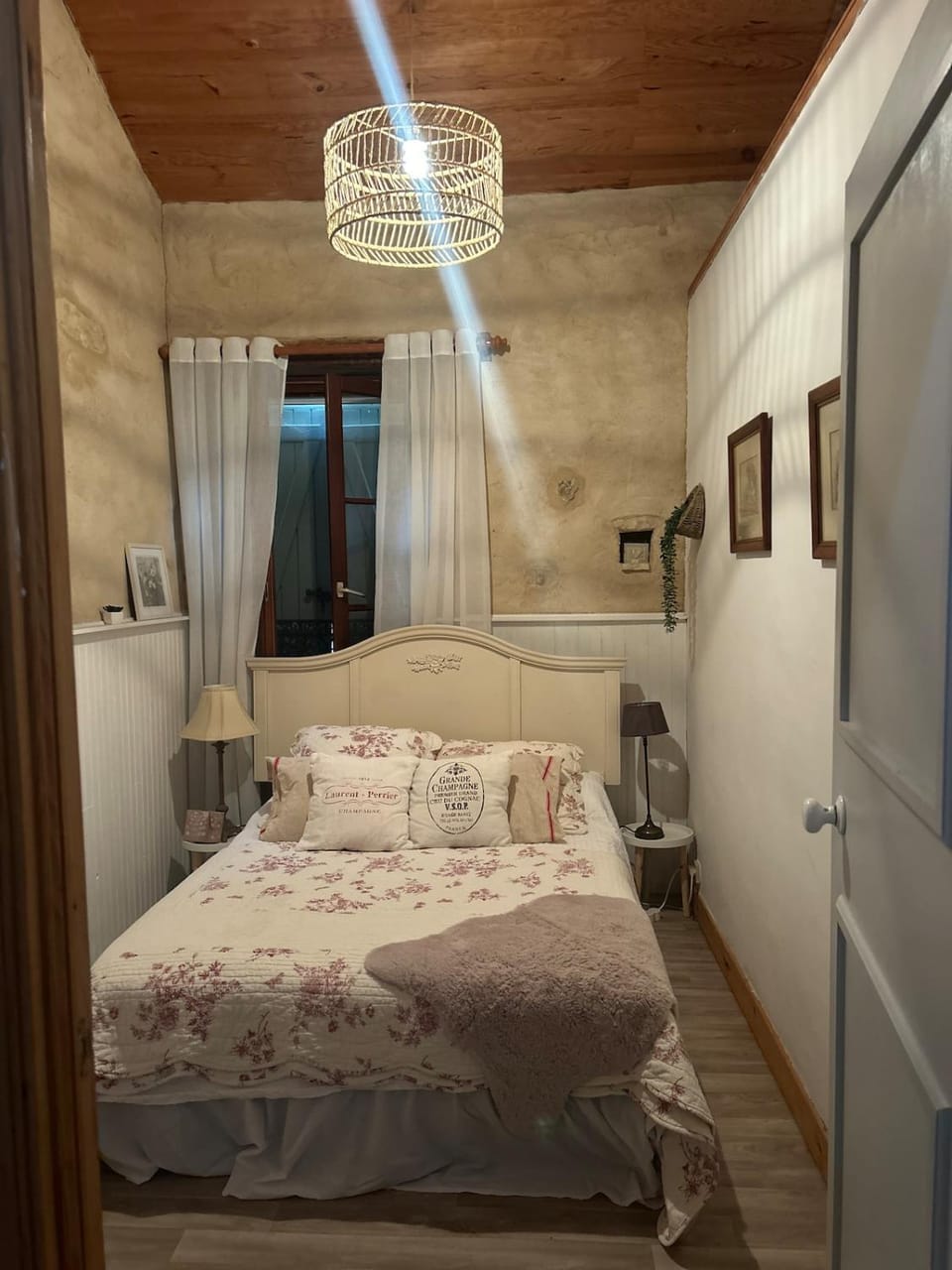 Luxurious countryside retreat with 4 bedrooms, pool and barn, close to historic villages and Charente river House in Nouvelle-Aquitaine