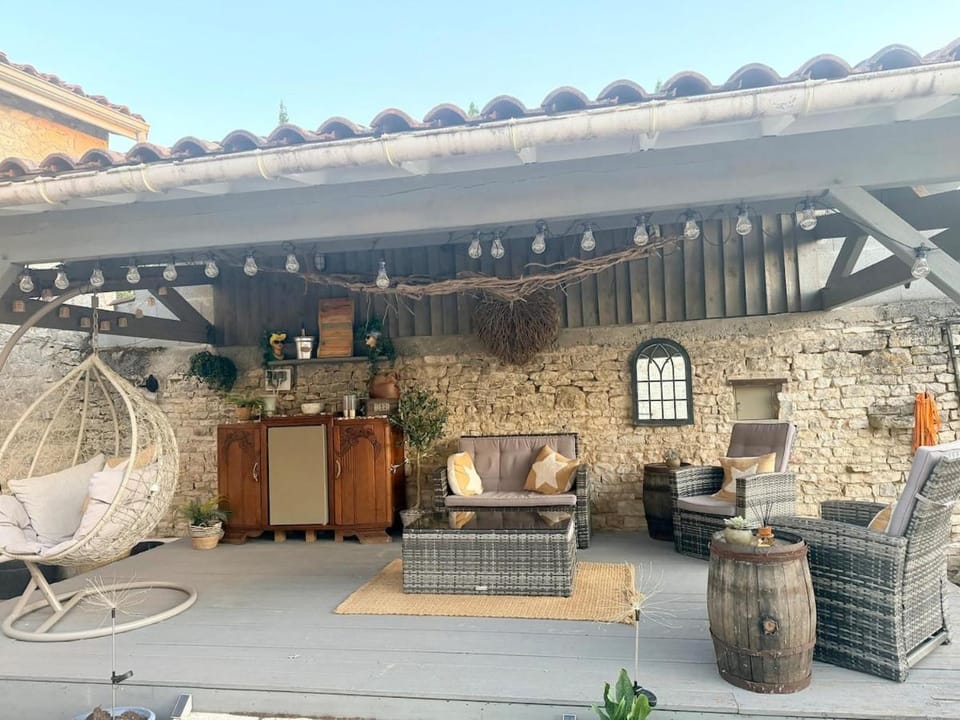 Luxurious countryside retreat with 4 bedrooms, pool and barn, close to historic villages and Charente river House in Nouvelle-Aquitaine